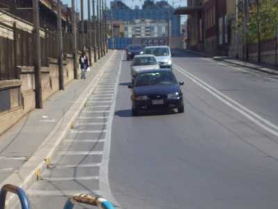Il lungo marciapiede che un disabile dovrebbere percorrere per accedere alla stazione Quintino Sella visto dalla strada